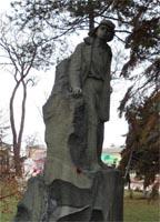 Памятник Володе Дубинину