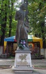 Памятник классику румынской литературы поэту Михаю Эминеску