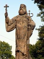 Памятник первому митрополиту Буковинской православной митрополии Е. Гакману