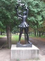 Парковая скульптура «Девочка с голубями»
